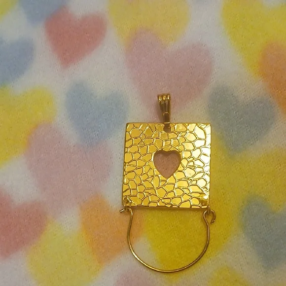 Beautiful Golden Heart Charm Holder - Picture 3 of 11